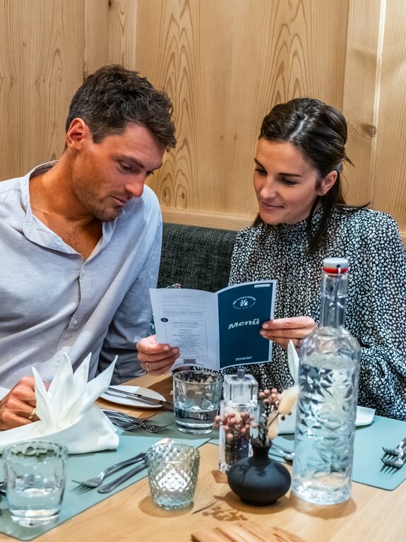 Paar liest Menükarte im Restaurant