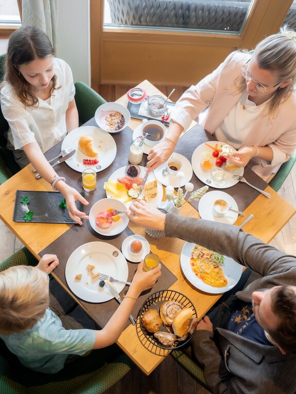 Gemeinsames Familienfrühstück am gedeckten Tisch
