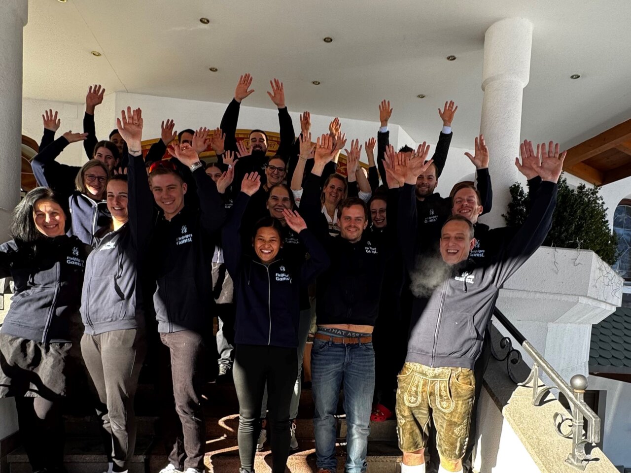 Teamfoto auf der Treppe vor dem Hoteleingang