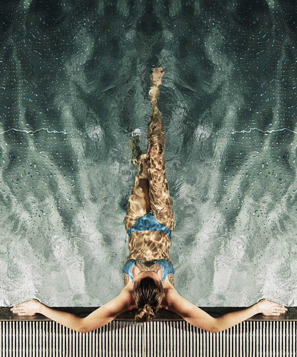 Frau im Pool, von oben fotografiert, Hände am Beckenrand, Wasser spiegelt sich