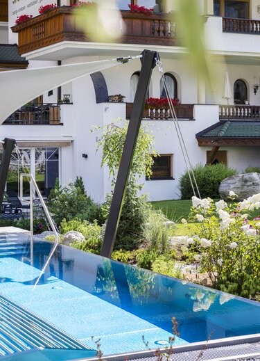 Pool vor dem Stubaierhof mit Garten und Sonnensegel