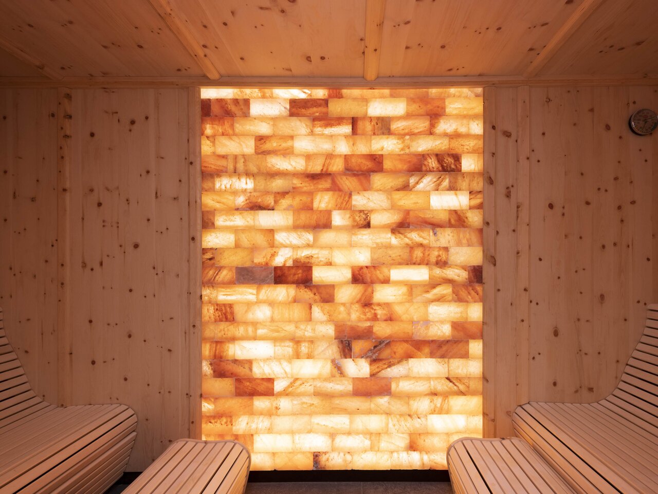 Salzkristallwand in Sauna mit Holzbänken