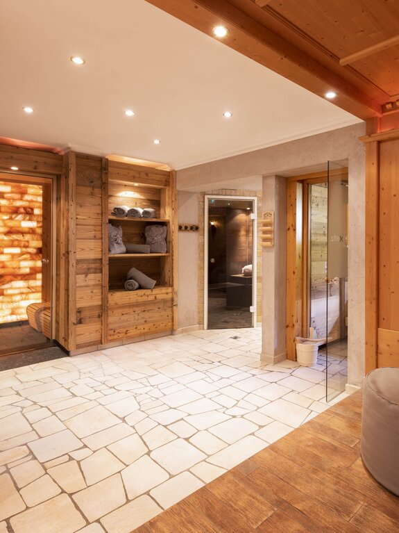 Wellnessbereich mit Sauna, Salzgrotte, Steinboden und Holzelementen