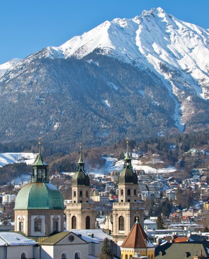 Innsbruck mit schneebedeckten Bergen im Hintergrund