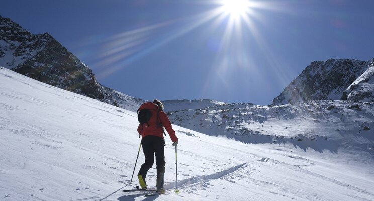 Skitourengeher im Schnee unter strahlender Sonne