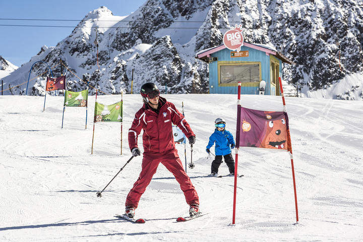 family holiday skiing | © Stubaier Gletscher/Christoph Schöch