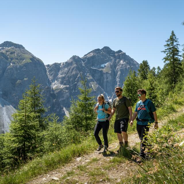 group hike in the Stubai valley