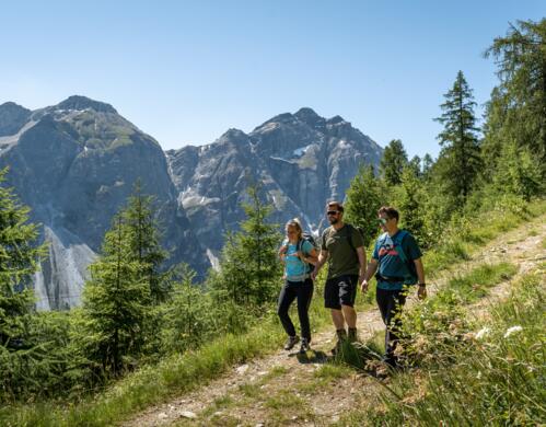 group hike in the Stubai valley