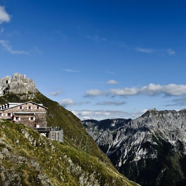 innsbrucker hütte alpine hut stubaital