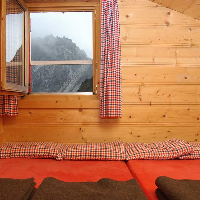 room innsbrucker hütte alpine hut