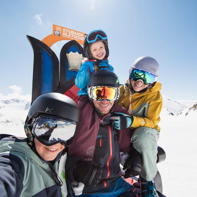 familie im skigebiet